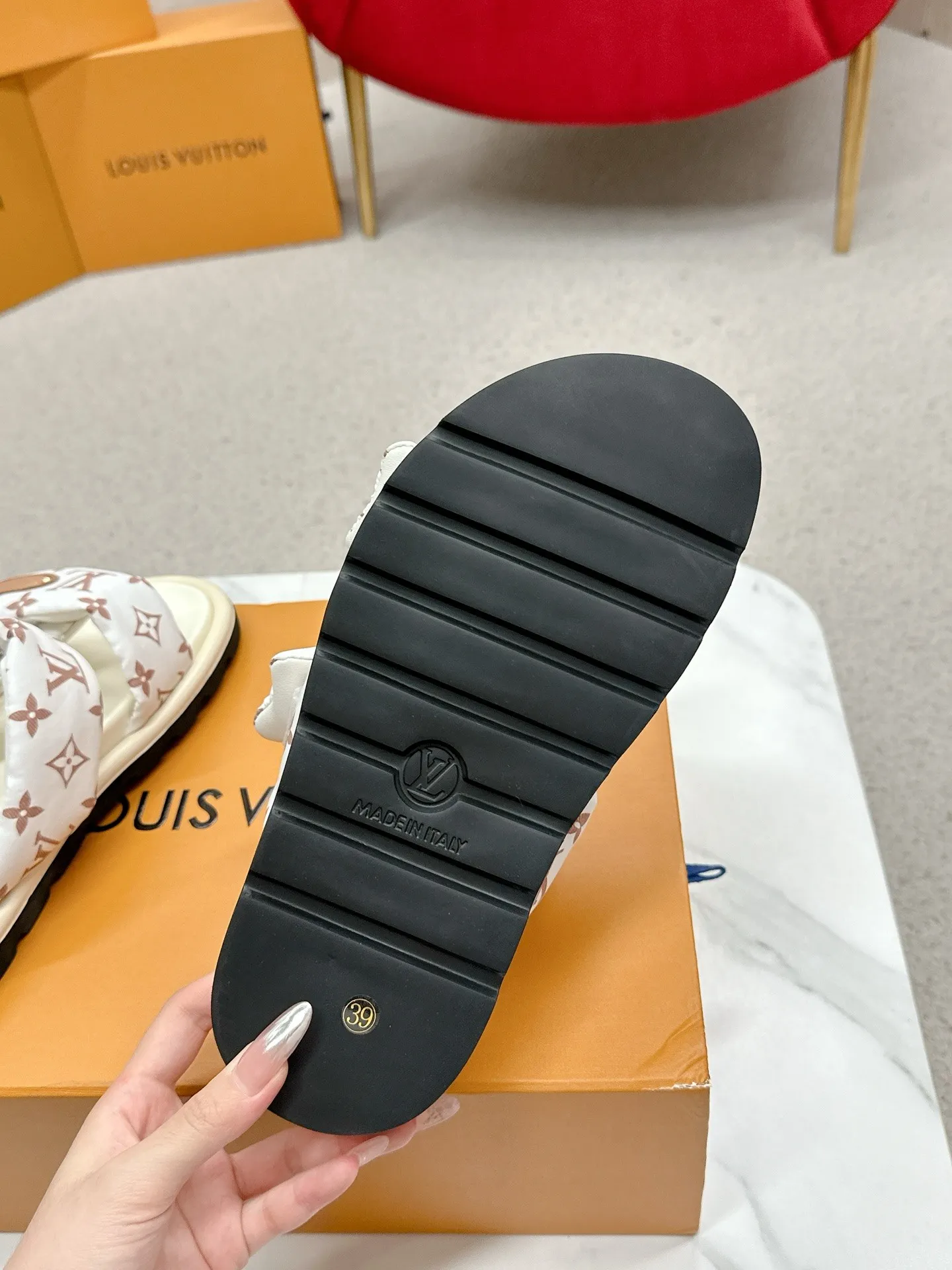 P340 yuan LV Louis Vuitton Full of high-end feel! A popular model among bloggers at home and abroad, it’s retro and fashionable, and looks stunning on your feet! Mainly recommended model on the official website★ ━━━━━ ЅᏇєєt ━━━━━ ▪️Upper: original calfskin ➕5D printing process ▪️Inner: imported mixed sheepskin ▪️Outsole: original molded foam outsole ▪️Size: Female 35-40 Men's 39-44 (women's 41 men's 45)